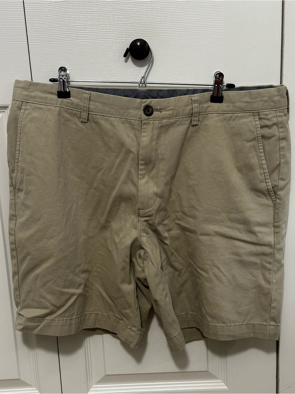 Amazon Essentials Men’s Classic Flat Front Khaki Shorts in‎ Tan Size 40 VGUC